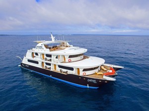 M/C Petrel Sailing the Galapagos