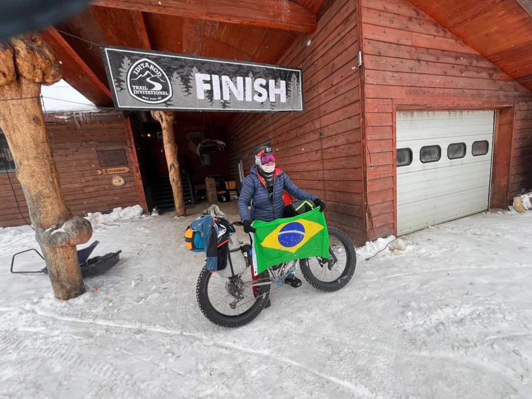 The first brazilian (and 50th woman) to cross the finish line of the Iditarod Trail Invitational by bike in Alaska